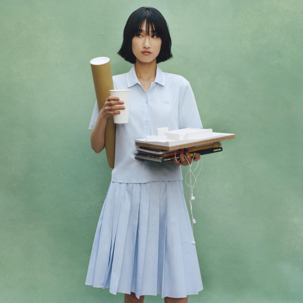 画像: ラインカラーワイドシャツ¥16,500とミディ丈プリーツスカート¥19,800(ブルー) www.lacoste.jp