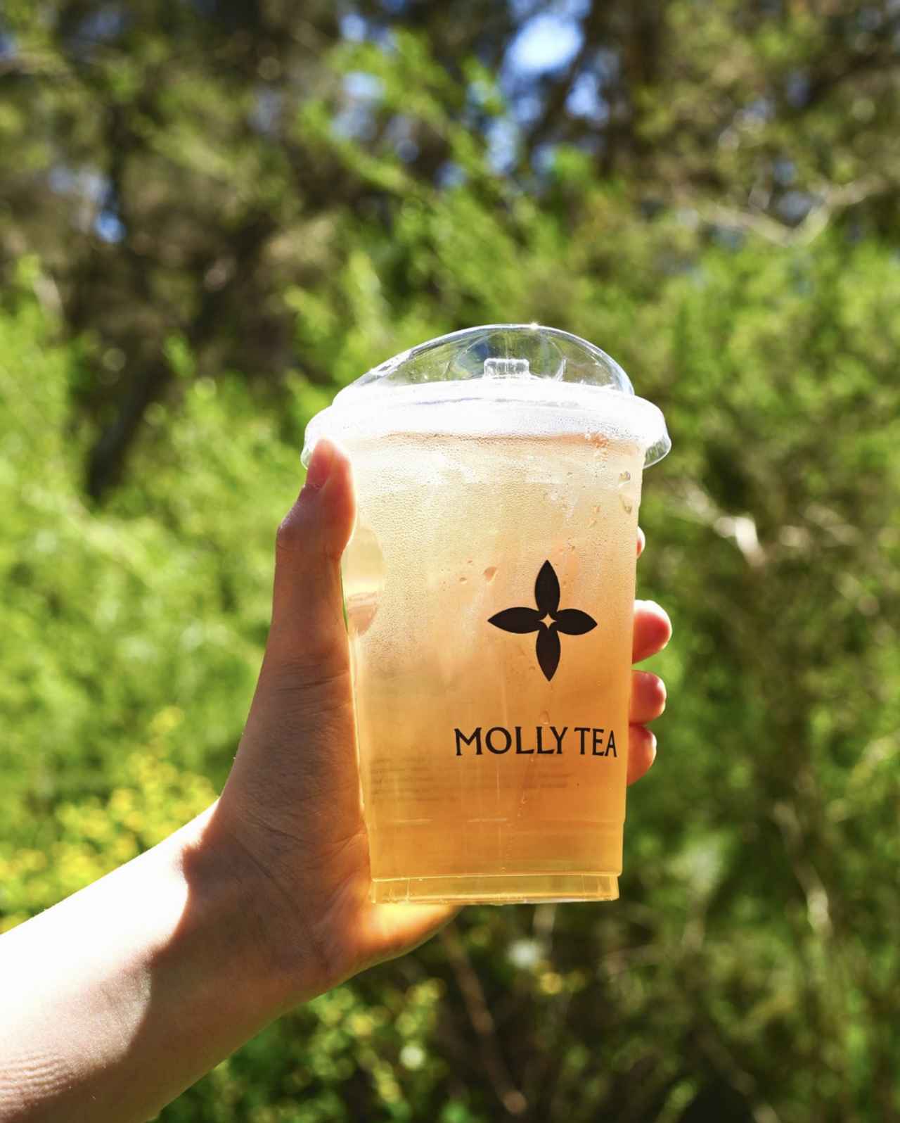 画像: 焦点となった花びらロゴ 出典：molleytea_australia / instagram
