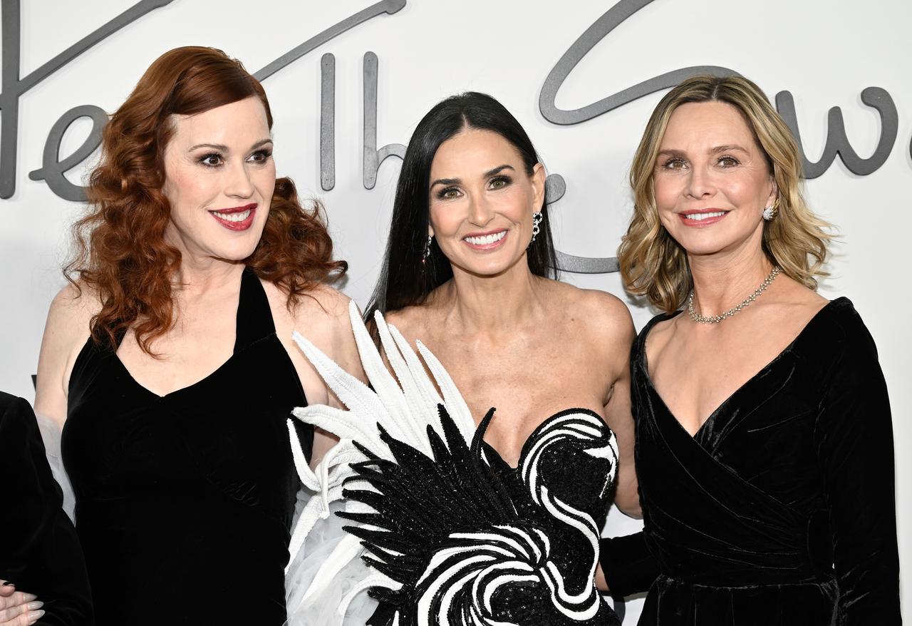 画像: モリー・リングウォルド（左）と主役を手にしたデミ・ムーア（中央）
