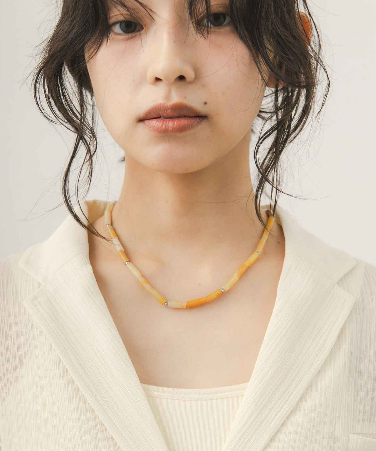 画像: 天然石アソートネックレス（ベージュ）¥4,950（ケービーエフ） 出典：ケービーエフ