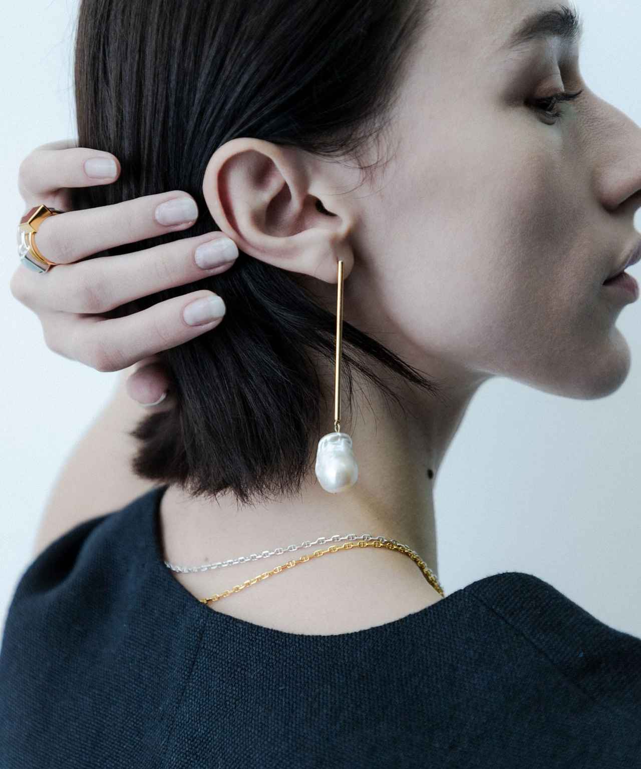 画像: SMELLY so’　baroque pearl bar pierce（ゴールド）¥14,300（スメリー）  出典：スメリー
