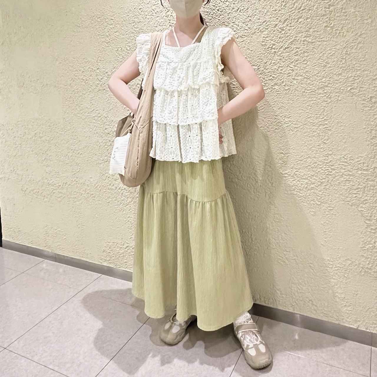 画像: ワンピースに重ねて華やかに