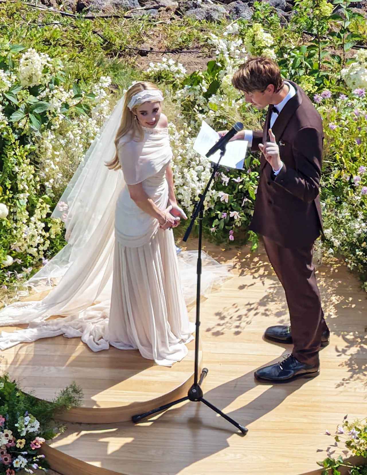 画像: エマ・ロバーツの結婚式を激写！ 1000時間かけた“アンティーク人形”のようなドレス