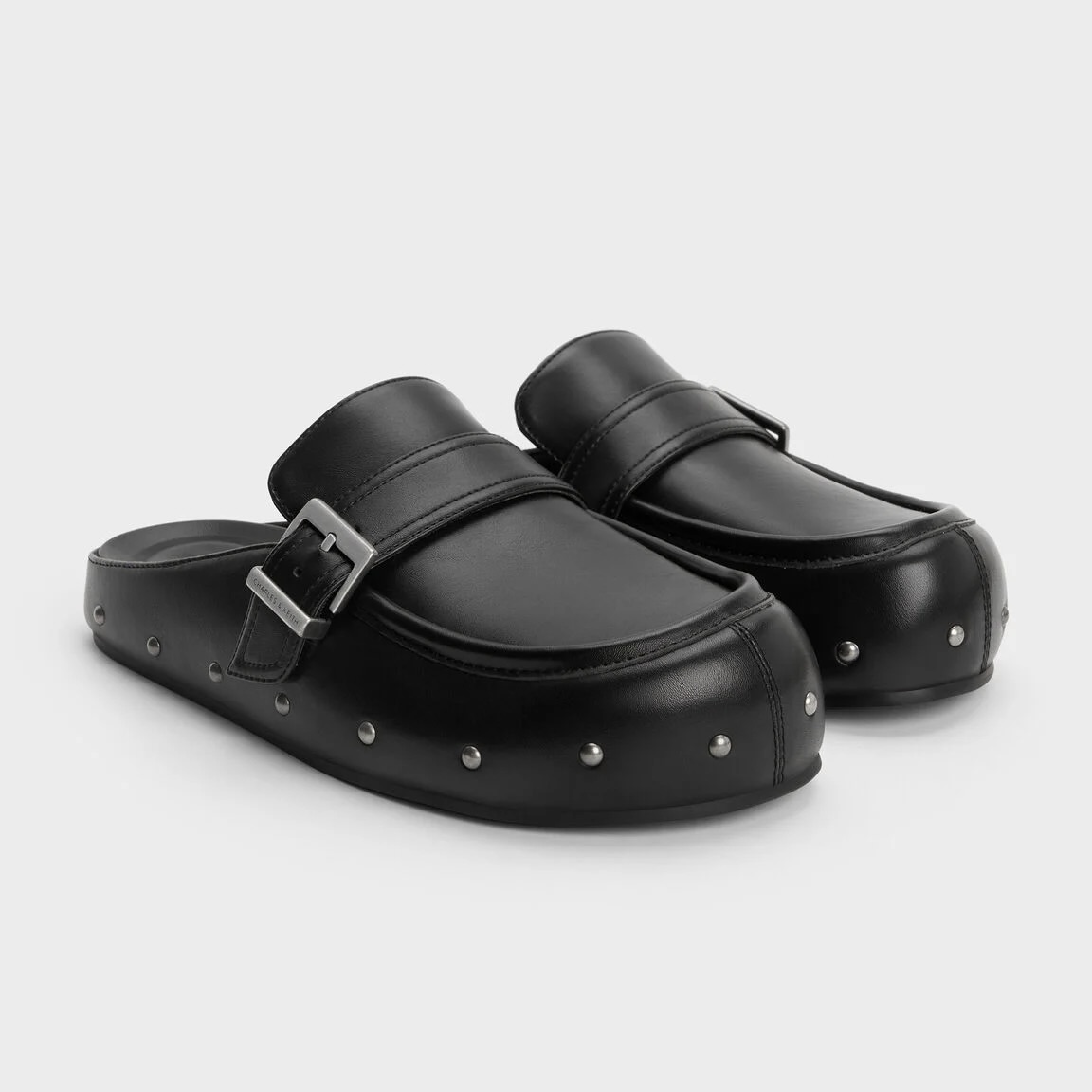 画像: スタッズ バックル フラットミュール（ブラック）¥11,900 ◾️サイズ：23.0～25.0cm 出典：チャールズ & キース