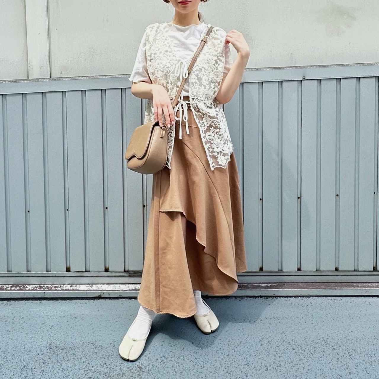 画像: レースベストを重ねて上品に