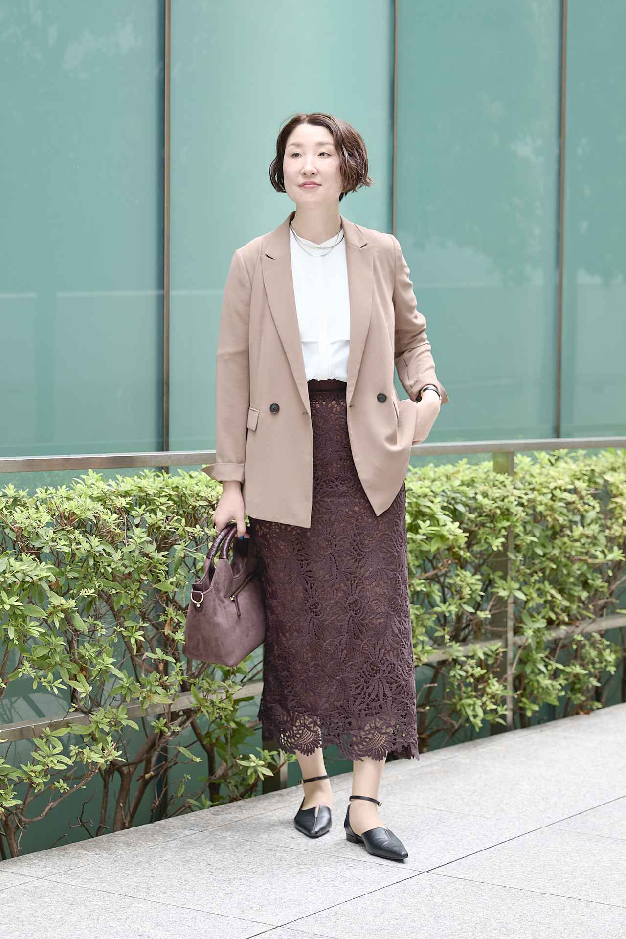 画像: ダブルジャケット ¥19,910、ブラウス ¥14,960、スカート ¥18,700、バッグ ¥12,100、シューズ ¥16,500／すべてINDIVI