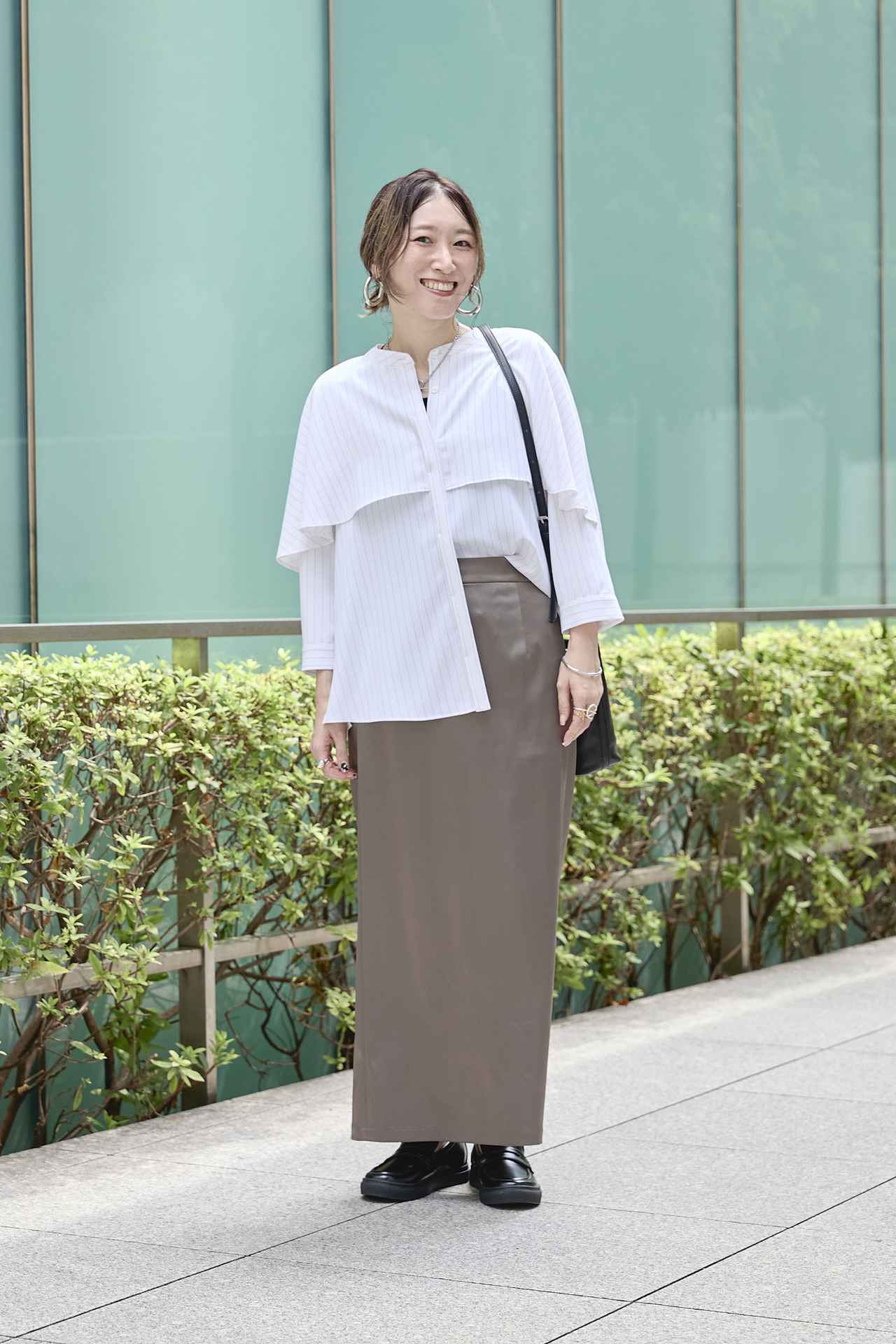 画像: ケープ風ブラウス ¥14,960、ナロースカート ¥17,600、バッグ ¥8,250、シューズ ¥16,500／すべてINDIVI
