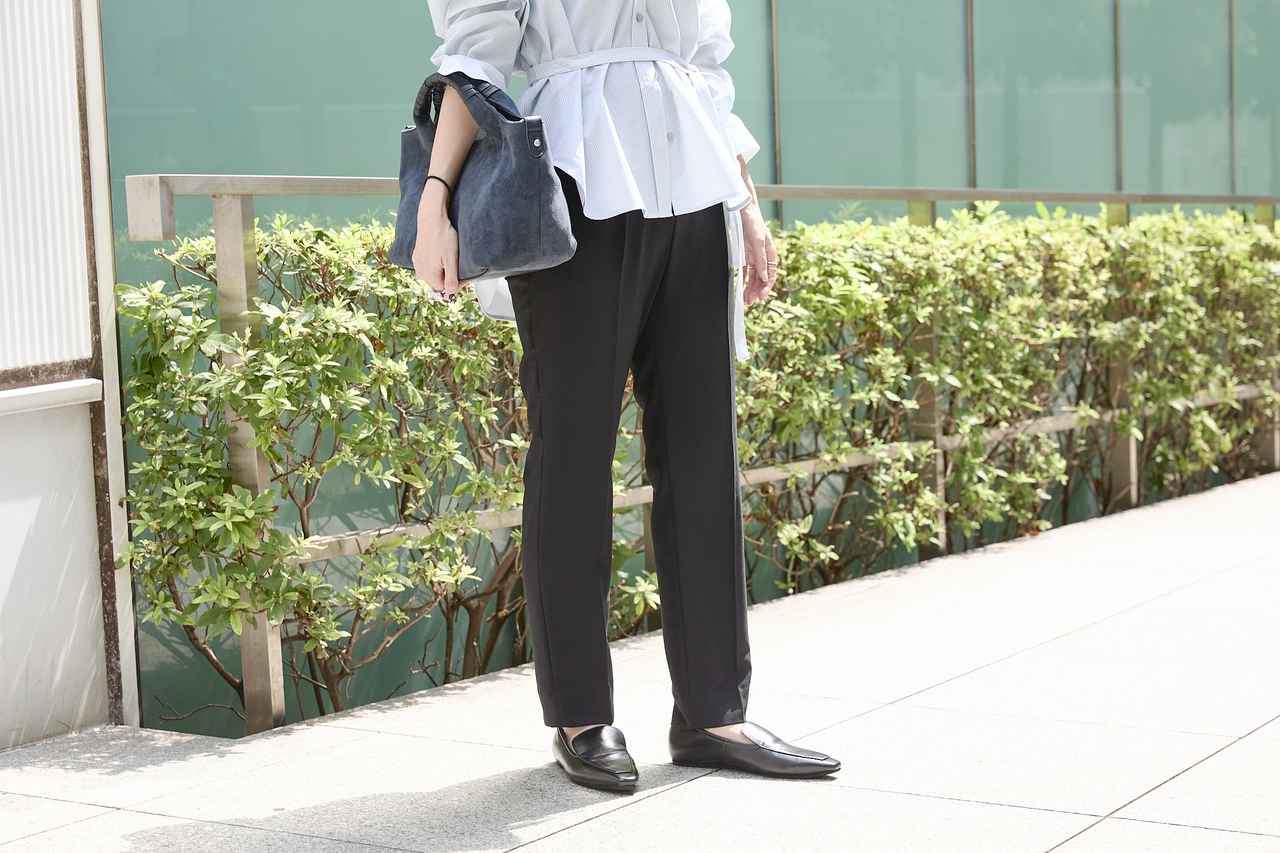 画像2: 美ラインパンツ × 抜け感シャツ。デキる女感漂う