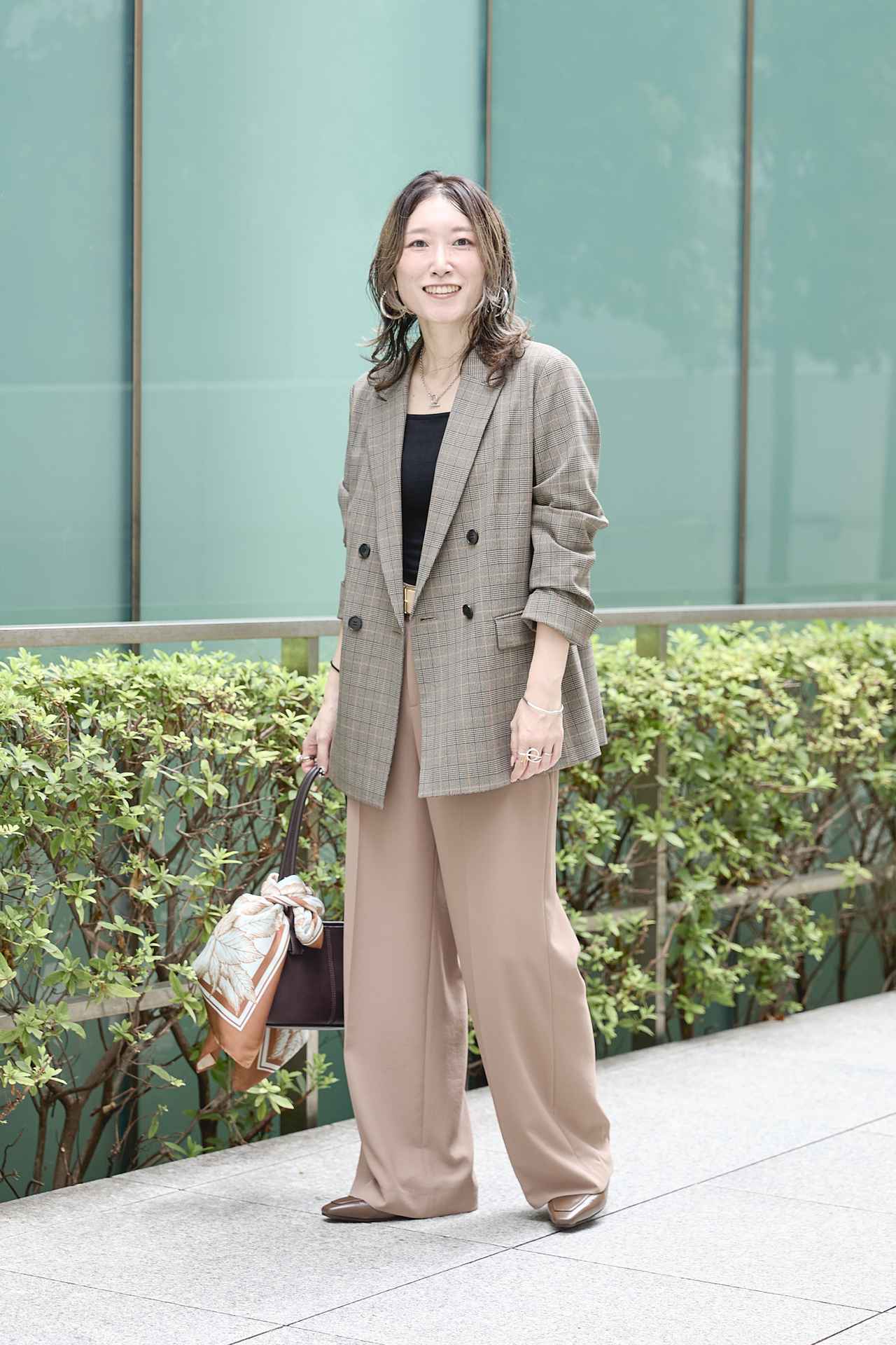 画像: ジャケット ¥26,400、ワイドパンツ ¥16,940、バッグ ¥12,100、シューズ ¥16,500、スカーフ ¥9,900、ベルト ¥12,100／すべてINDIVI