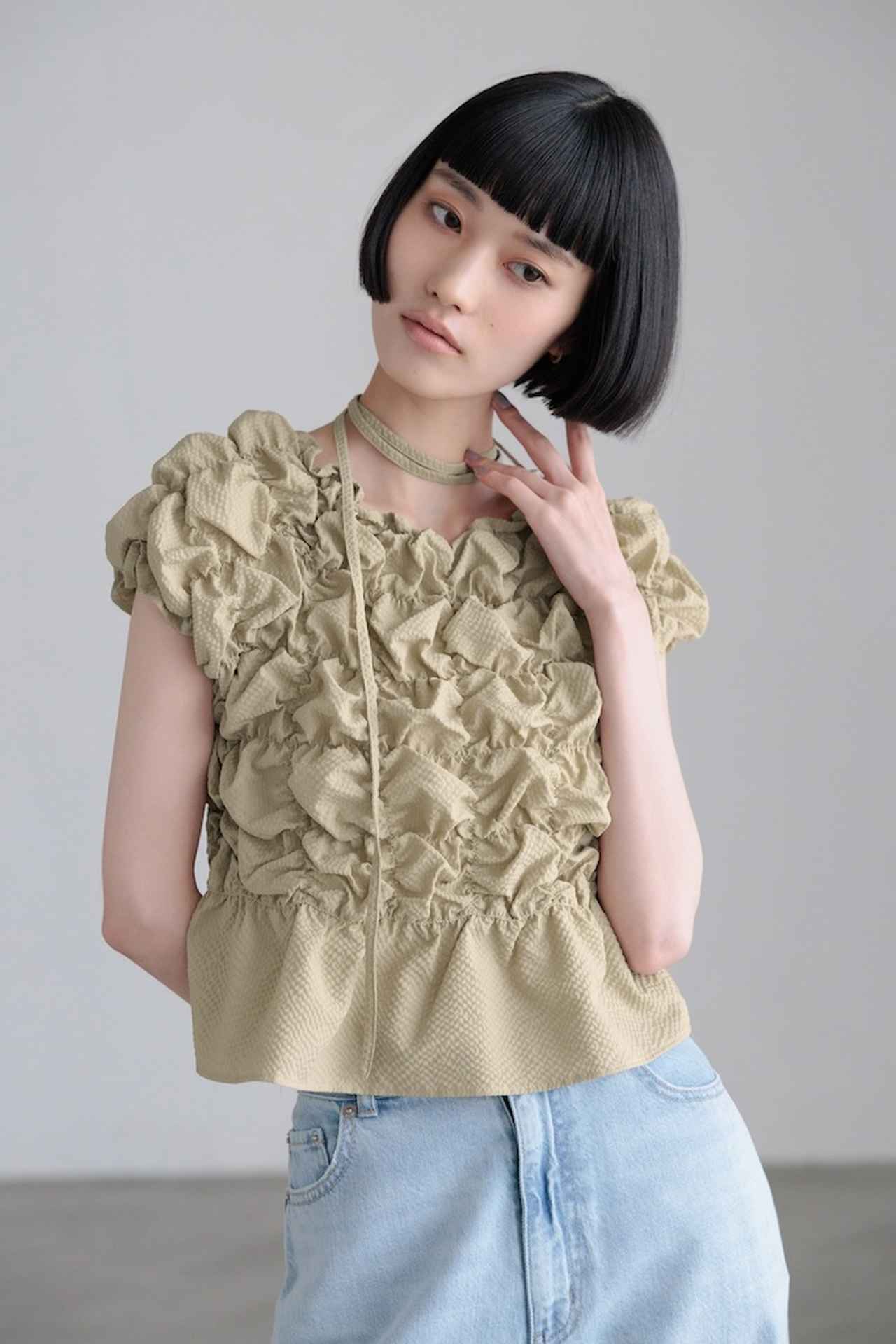 画像: シャーリングブラウスフレンチスリーブ(ベージュ)¥6,600(ローリーズファーム) 出典:ローリーズファーム