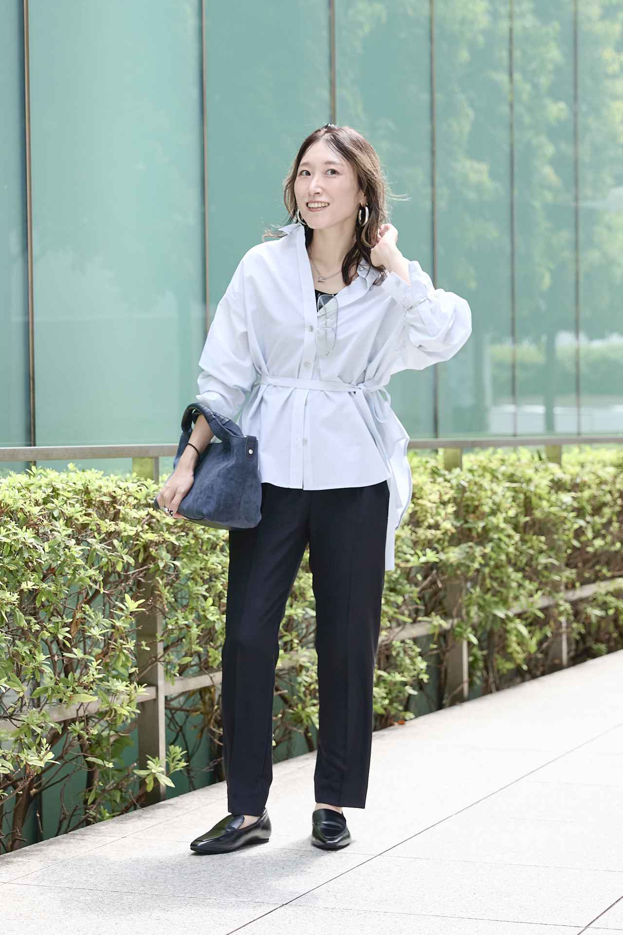 画像: テーパードパンツ ¥16,500、シャツ ¥16,500、バッグ ¥12,100、シューズ ¥16,500／すべてINDIVI