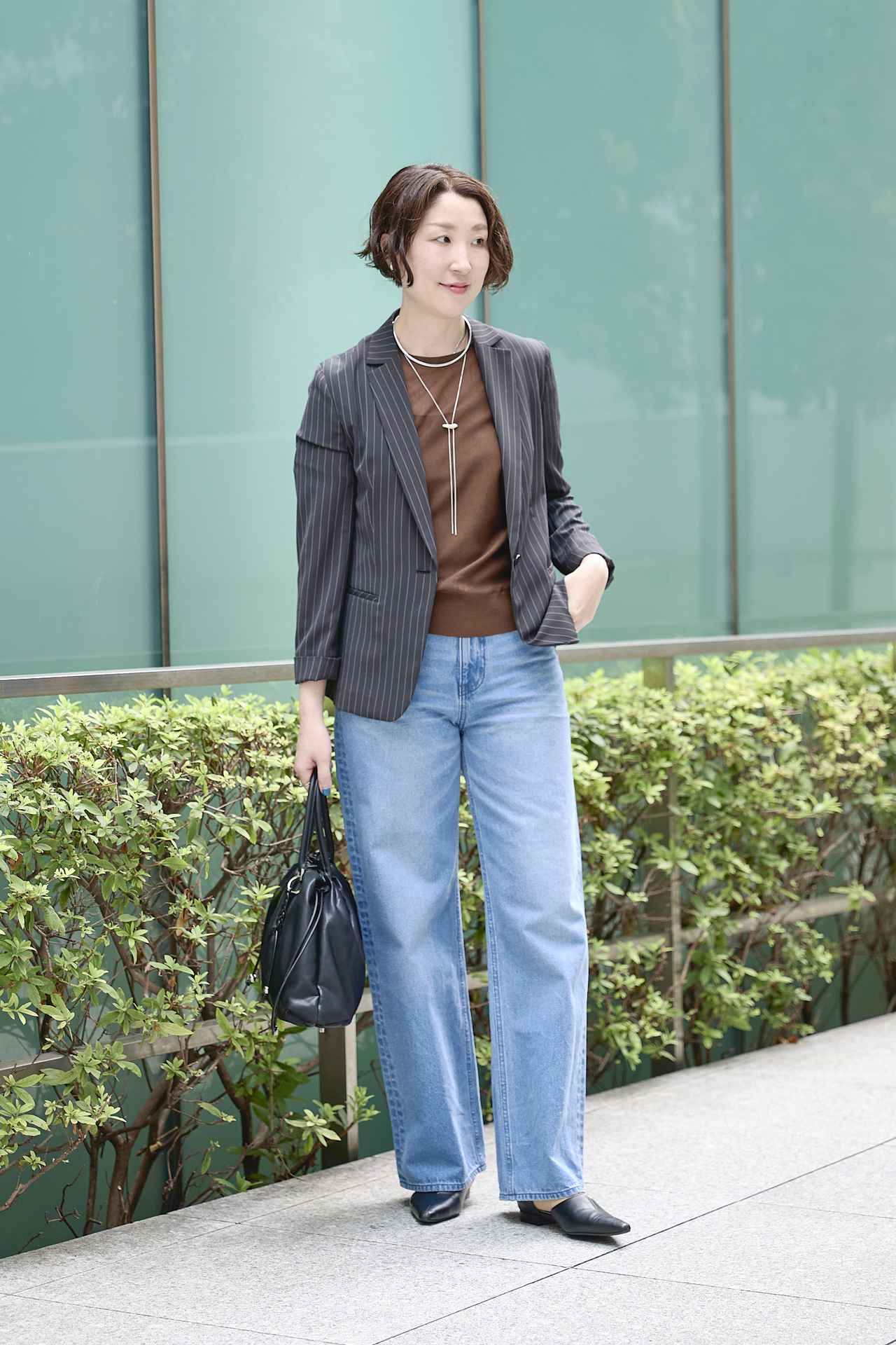 画像: シングルジャケット ¥22,000、パンツ ¥14,300、ニット ¥14,300、バッグ ¥15,950、シューズ ¥16,500／すべてINDIVI