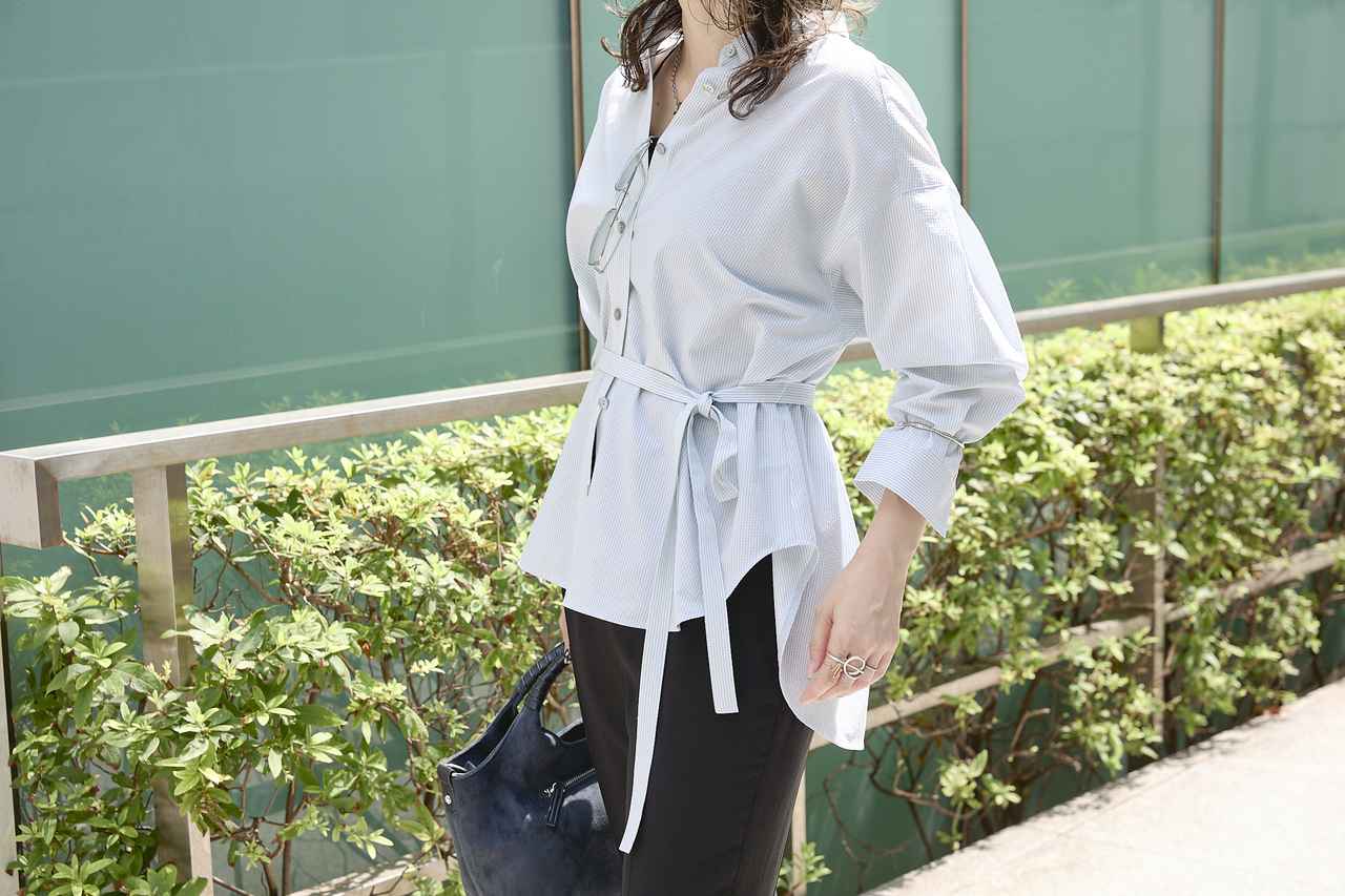 画像1: 美ラインパンツ × 抜け感シャツ。デキる女感漂う