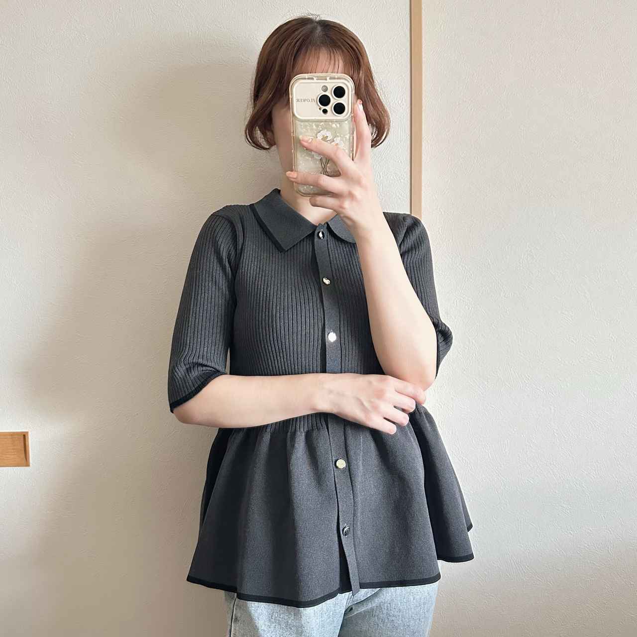 画像: 華やかさをプラスするペプラムデザイン