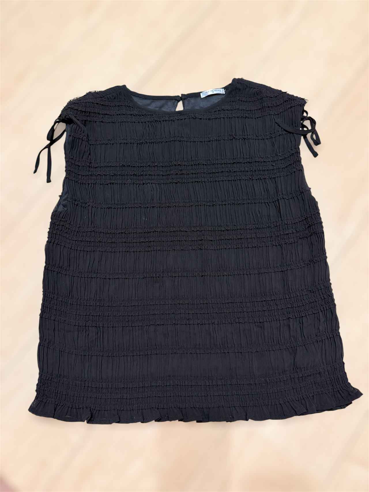 画像: 上品なシャーリングトップス