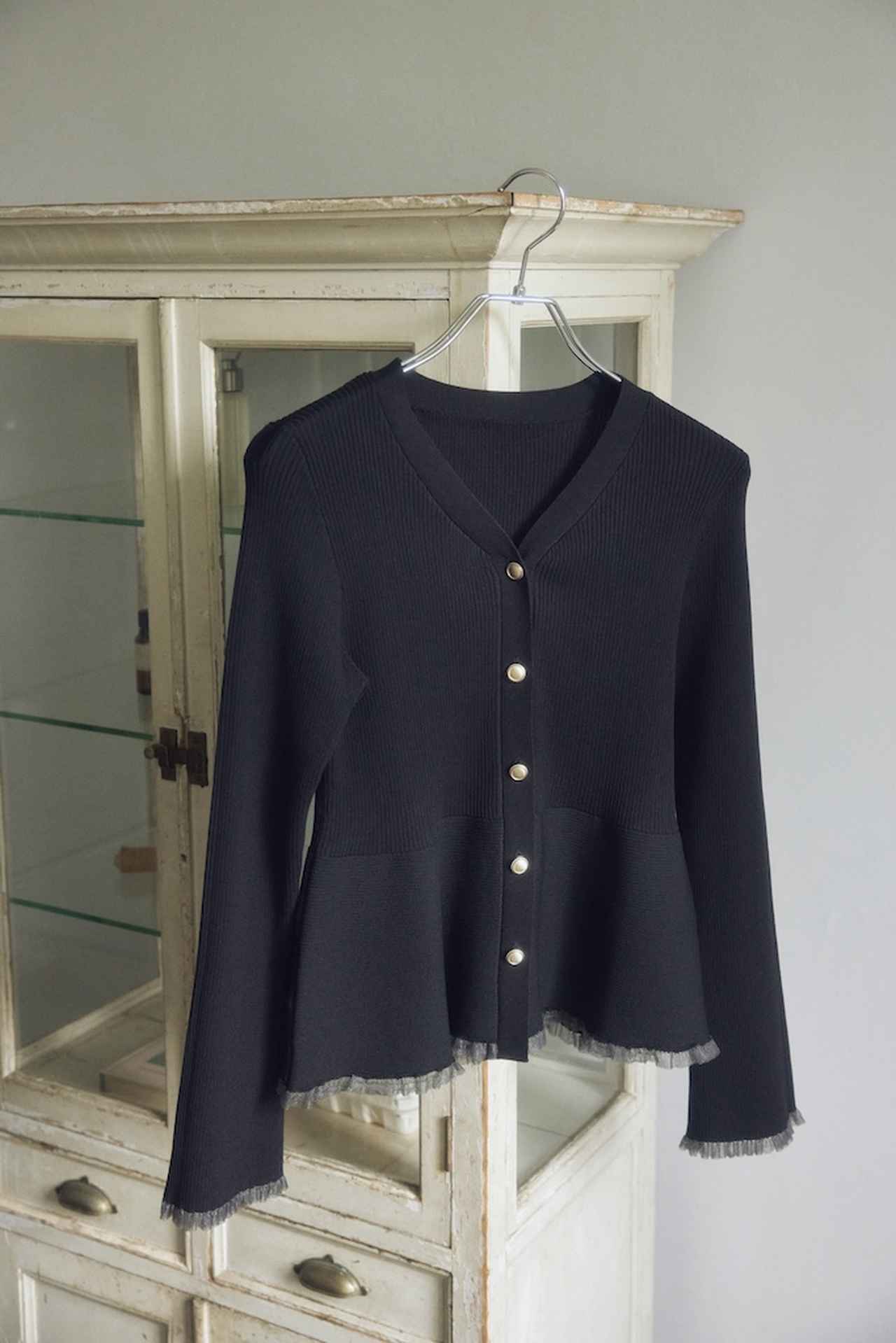 画像: シアートリムペプラムニットカーディガン（ブラック）¥6,589 ◾️ドライタッチ　◾️アンチピリング 出典：ビス