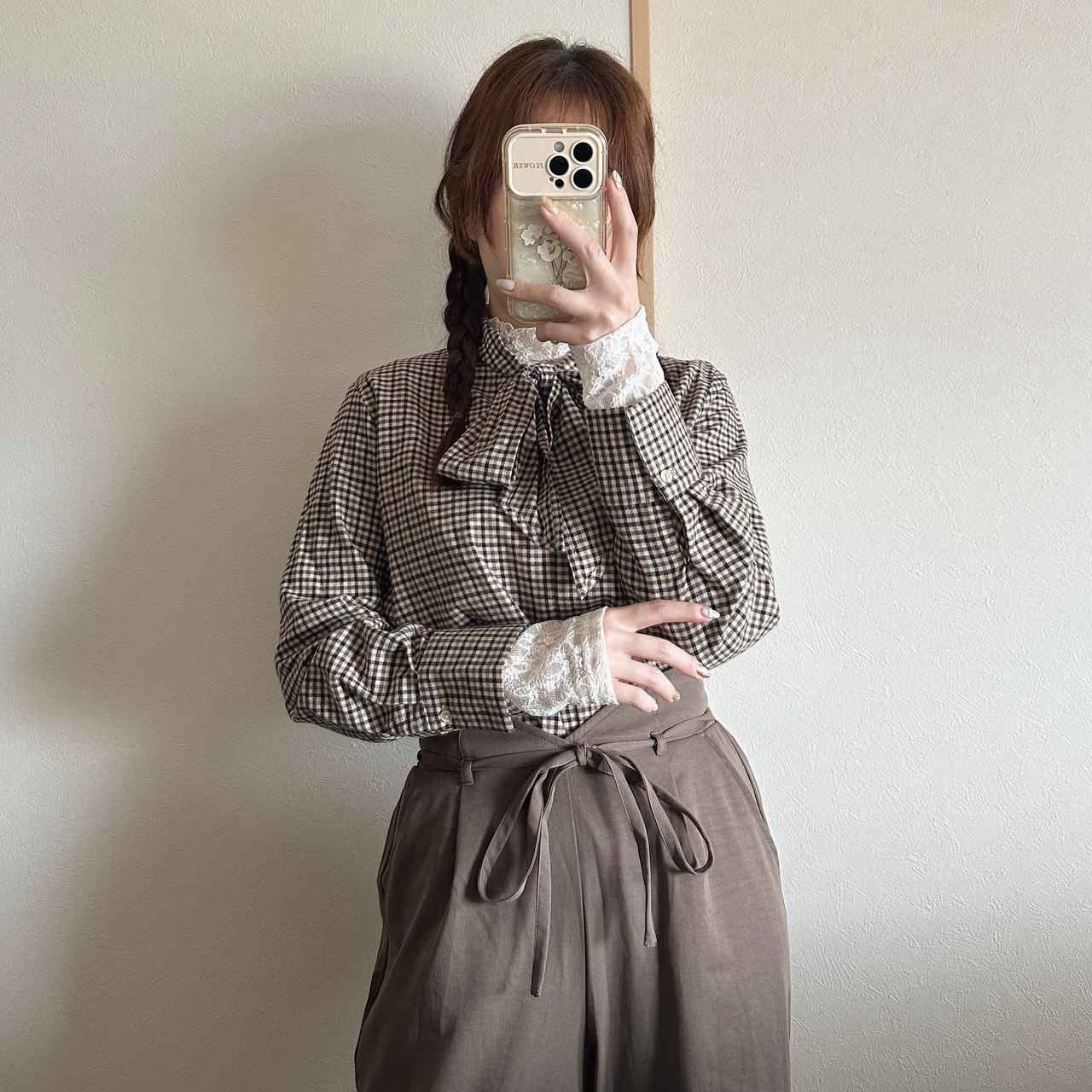 画像: ブラウンアイテムと合わせて秋らしく