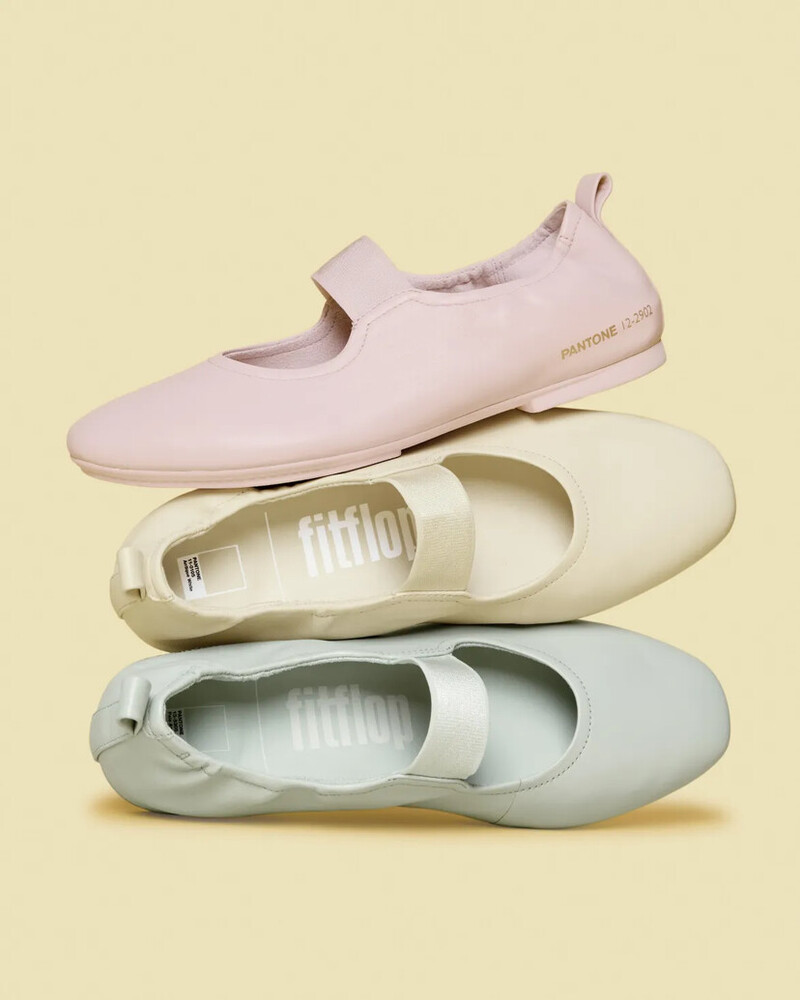 画像: 【FitFlop | Pantone】デリカ―ト エラスティケイティド メリージェーン（モーブチョーク、アンティークホワイト、ペールアクア）各¥26,400（すべてドウシシャ） 展開：23〜25cm（1cm刻み）  出典：ドウシシャ