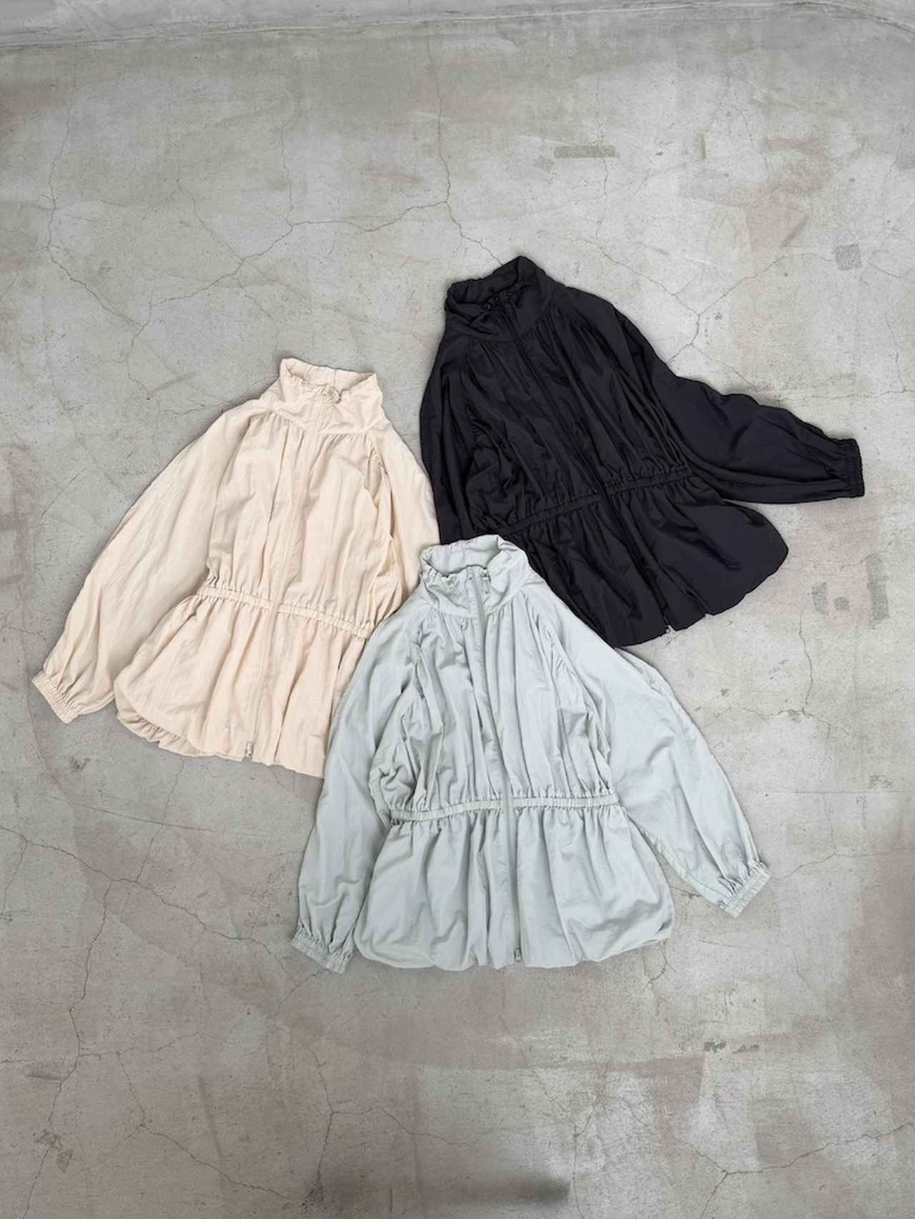 画像: ナイロンバルーンミドルブルゾン（ブラック、アイボリー、グリーン）各¥8,990（すべてローリーズファーム）  出典：ローリーズファーム