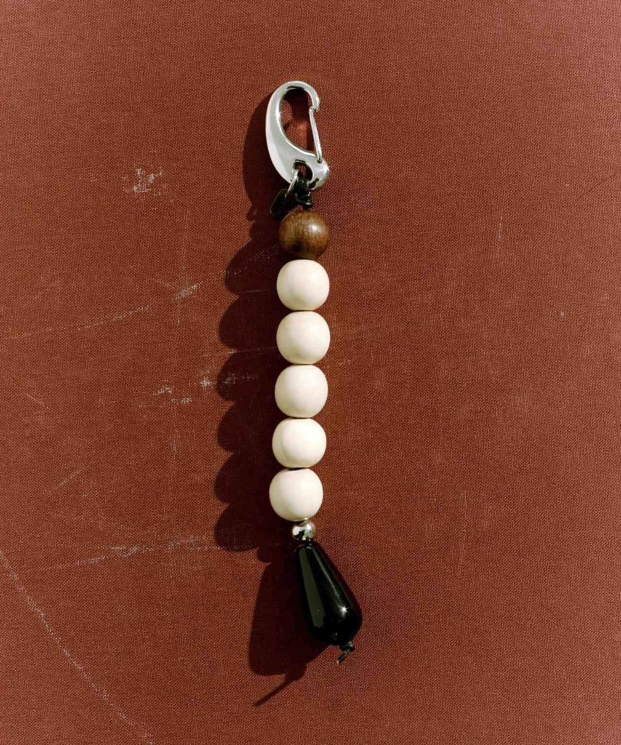 画像: SMELLY so’ wood onyx key charm ¥5,500（スメリー ソー）  出典：スメリー