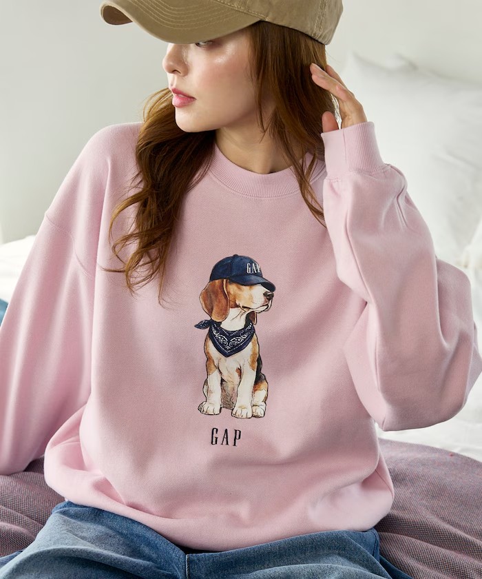画像: 「別注 ドッグ グラフィック プリント 裏起毛 スウェット」￥6,996【ギャップ】※2026年11月下旬発売予定 出典：パブリュクス