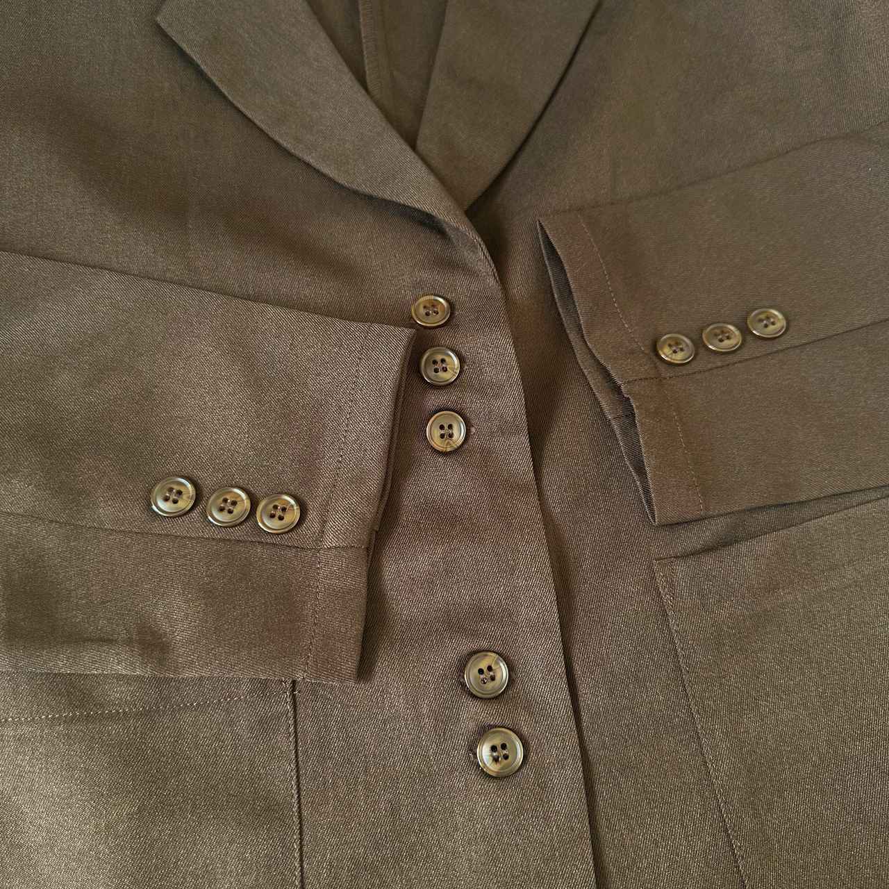 画像: ボタンがさりげないアクセント