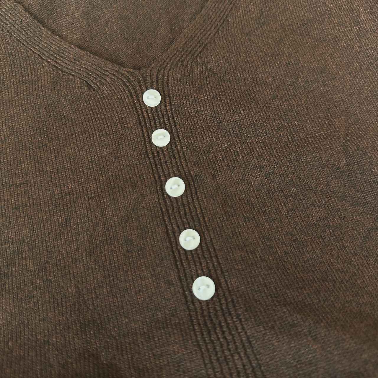 画像: 小さめボタンがアクセントに
