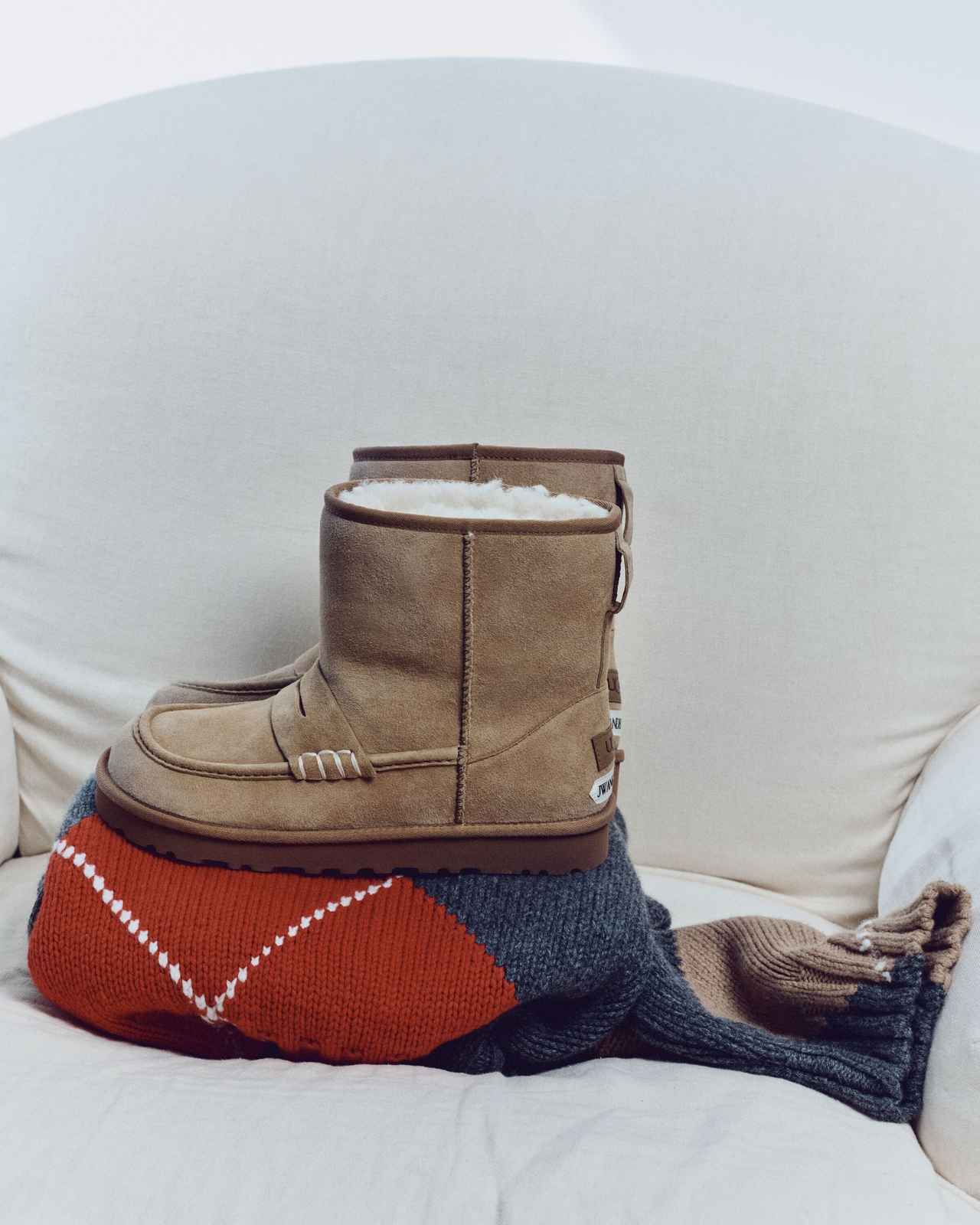 画像: UGG JW アンダーソン ローファーブーツ（チェスナット）¥70,400 ◾️サイズ展開：22〜30cm 出典：UGG®