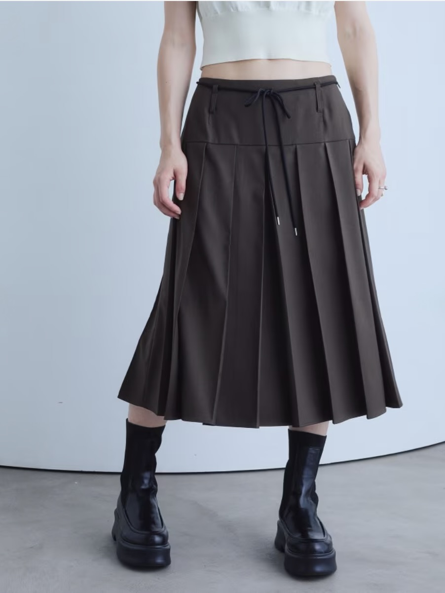 画像: soft pleated midi skirt（ブラウン）¥22,000（コードエー） 出典：コードエー