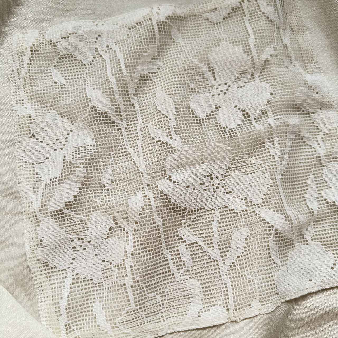 画像: レース刺繍がポイント