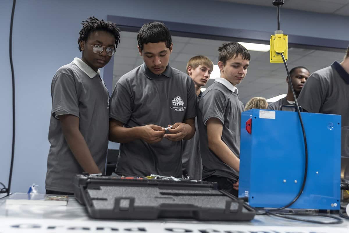 画像: A scene from a Compressed Air Academy training session