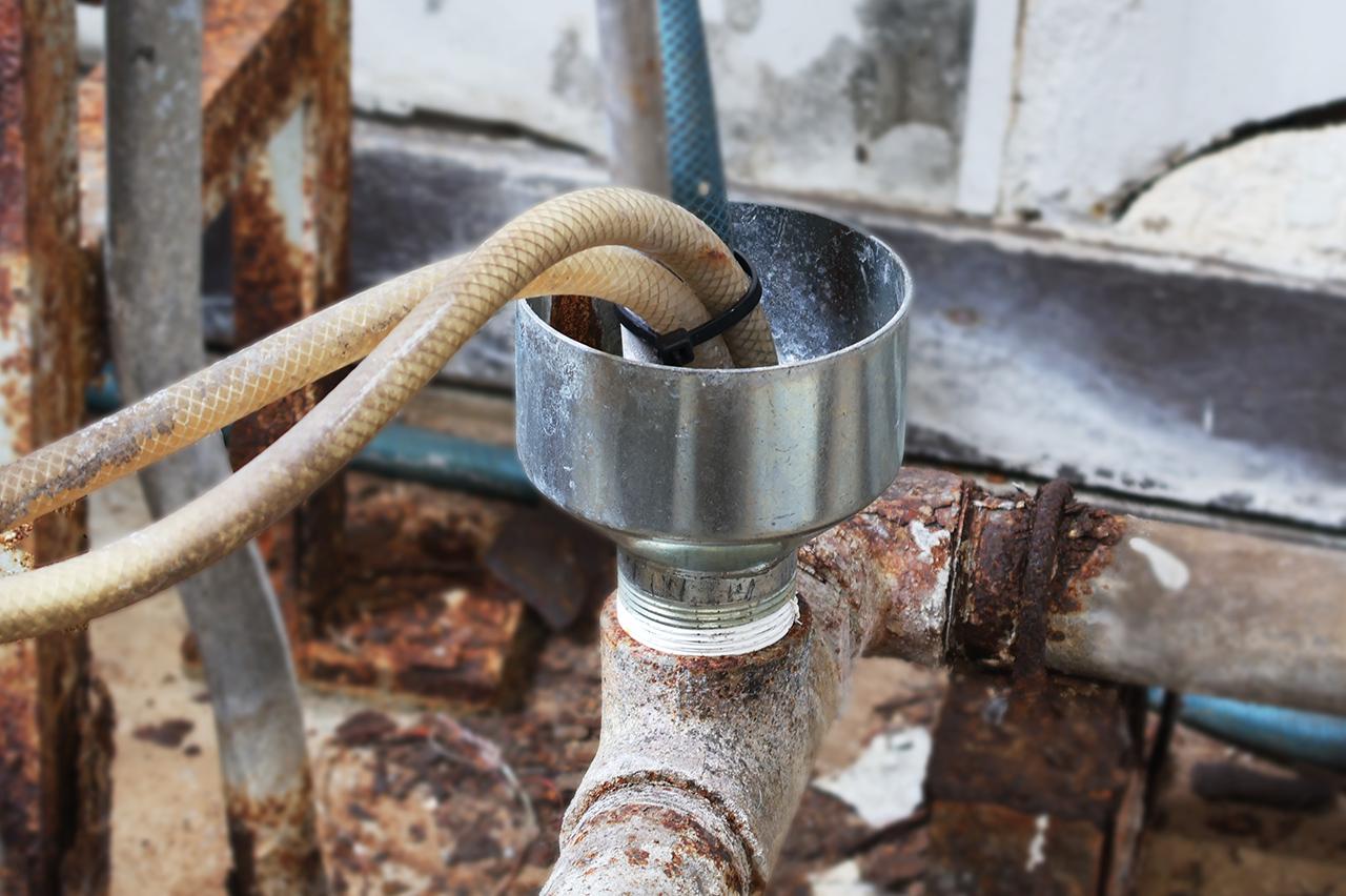 画像: A section of the priming tank from which drain water was continuously discharged.