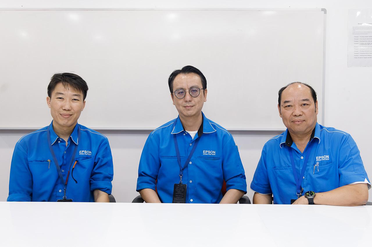 画像: Executive Supervisor: Lok Shou Mun, Facility Dept. manager: Choong Mun Choon, Senior Principal Engineer: Li Guojin (from left)