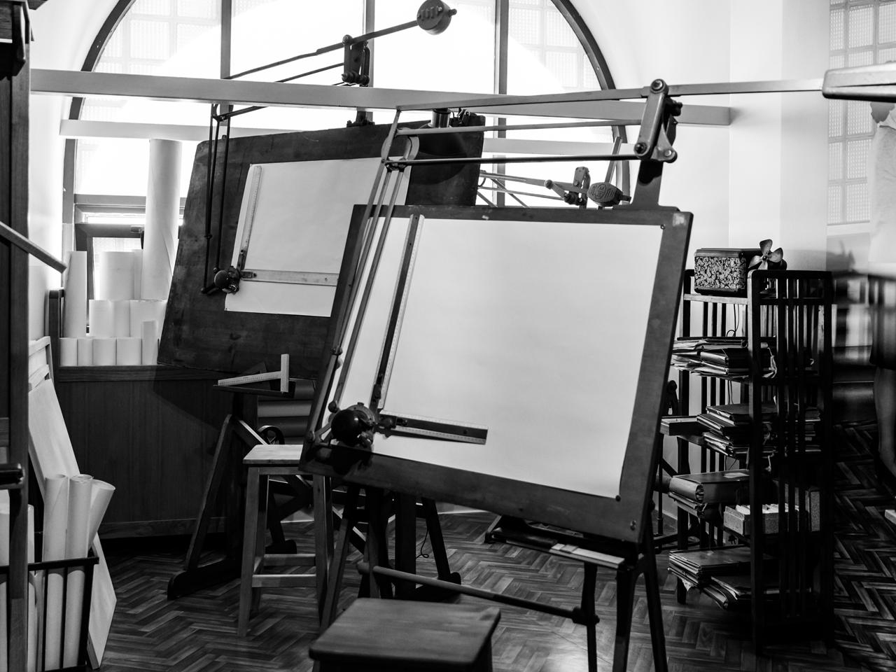 画像: A design workspace from an era when drawings were created by hand at drafting boards. Photo: miklyxa / Adobe Stock