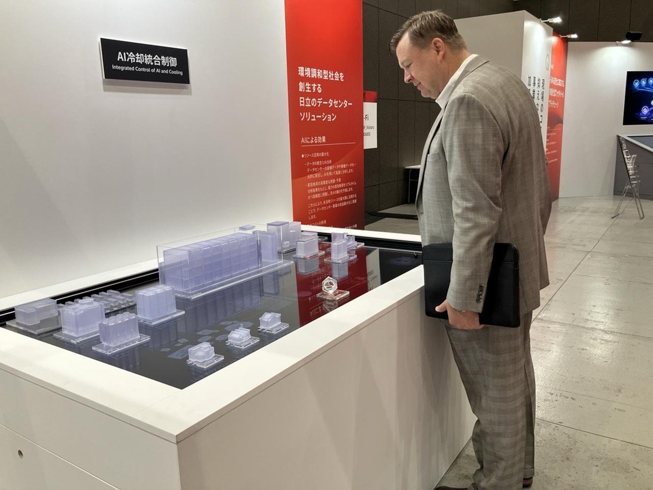 画像: A Hitachi exhibit on data center solutions, including the integrated control of AI and cooling, at Hitachi Social Innovation Forum 2026 JAPAN