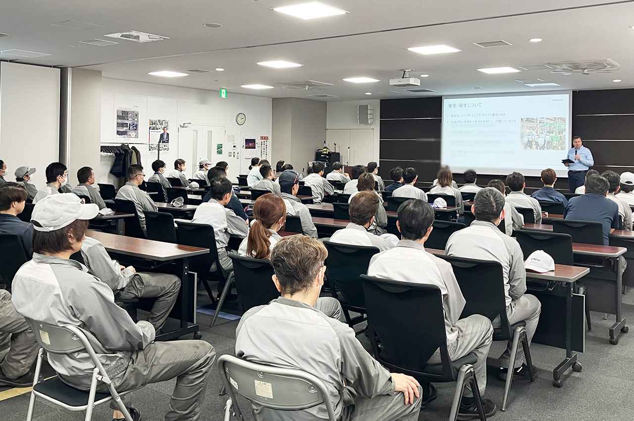 画像: 工場で働く従業員を対象に実施したセッション。現場を訪れ、人と向き合いながら、経営の考えや安全への想いを共有しました。