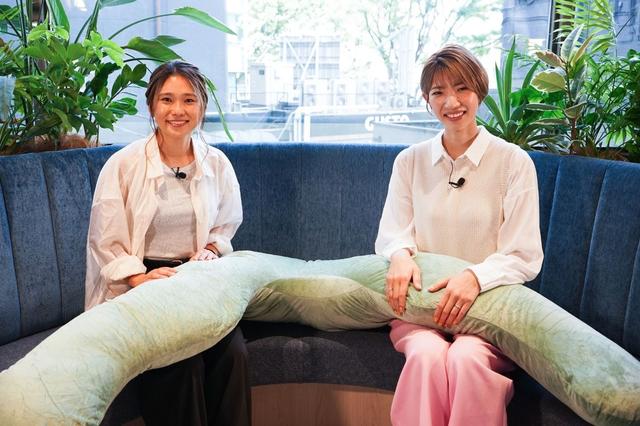 画像: ハグモッチと触れ合いながら対談する、長野風花選手(左)と石井優希選手(右)。