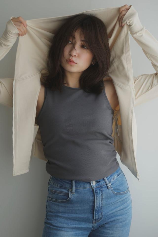 画像: hoodie\14,300(tax in),tank top\9,900(tax in),denim\19.800(tax in)