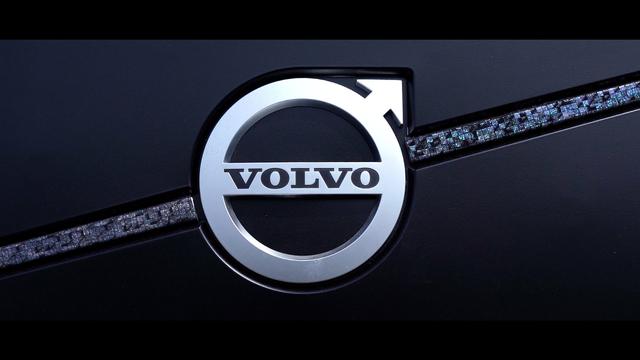 画像: [青い血]を連想させるVOLVO社のLOGOと藍色に染め上げられた青木被服のプラズマレザー