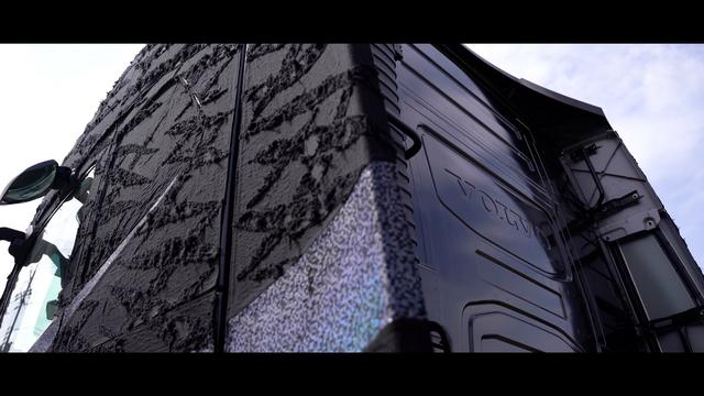 画像: 強固な岩肌を表現したという漆黒デニムのダメージ刺繍素材が外装を覆う。