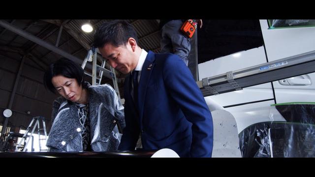 画像: トラックデザインの図面を見つめる、左) 青木被服デザイナー 青木俊樹 右) 株式会社キャリオン 代表取締役 應本一樹 社長
