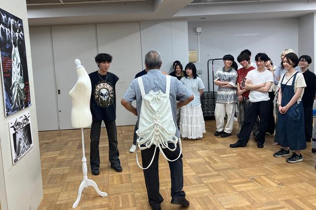 画像1: <講評会の様子>