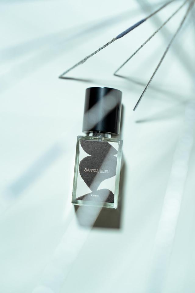 画像: CASE STUDY EAU DE PERFUME(ケース スタディ オード パルファム) SANTAL BLEU 30mL / 8,910円(税込)