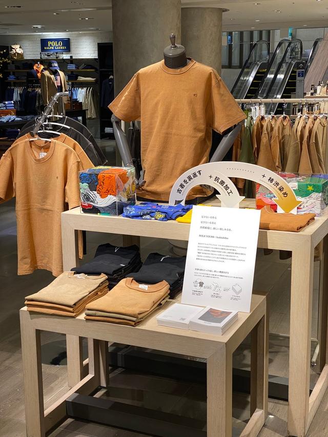 画像: 新たな柿渋モデルと、柿渋染を更に特殊な液で反応させた炭黒色の“暮れ染め”の2タイプ。どちらも元々のTシャツのボディの色に影響を受けるため、一つ一つ微妙に染まり方が違うのも楽しい。