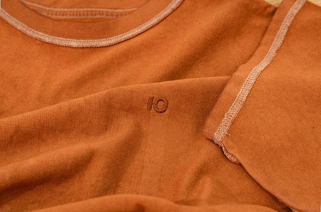 画像: 裏返されたことで縫い目が外に出てきますが、新たに胸元にロゴマークを刺繍しています。