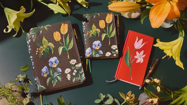 画像: (左から)カズンサイズ(A5)＆オリジナルサイズ(A6)手帳カバー「Botanical Garden」 / weeks(週間手帳)「A Bright Year」