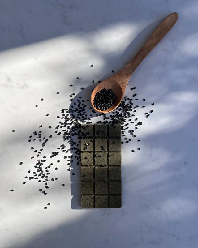画像: SHEBERY BLACK SESAME WHITE CHOCOLATE