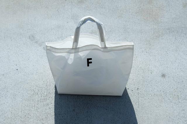 画像: バッグには古橋織布の頭文字「F」のマーク入り