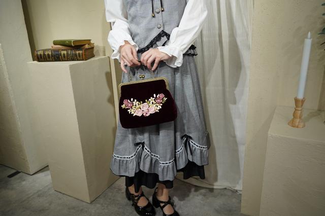 画像: リボンローズ刺繍ポシェット6,600円(税込)