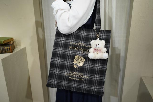画像: タテ型チェック柄トート 5,500円(税込) リボンベアチャーム 2,530円(税込)